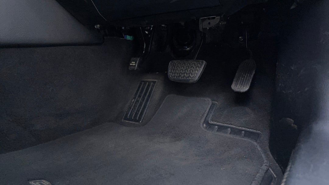 2017 Toyota Camry Altise, Automatic, 86225 km, Pedals and Footmat