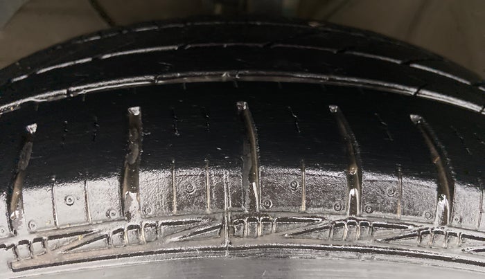 2018 Maruti Swift LXI D, Petrol, Manual, 61,909 km, Left Front Tyre Tread