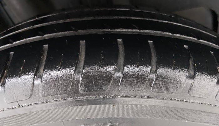 2018 Maruti Swift LXI D, Petrol, Manual, 61,909 km, Right Rear Tyre Tread