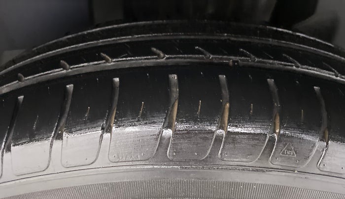 2018 Maruti Swift LXI D, Petrol, Manual, 61,909 km, Left Rear Tyre Tread