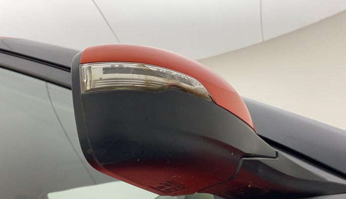 2019 Mahindra XUV300 W8 1.5 DIESEL, Diesel, Manual, 73,802 km, Right rear-view mirror - Indicator light has minor damage