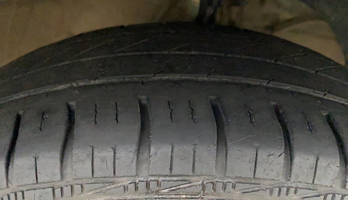 2018 Maruti Swift VXI, CNG, Manual, 99,078 km, Right Front Tyre Tread