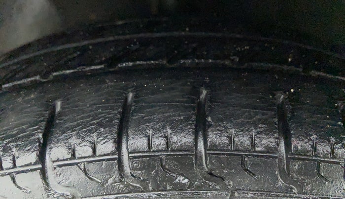 2014 Hyundai Eon ERA PLUS, Petrol, Manual, 40,995 km, Left Front Tyre Tread