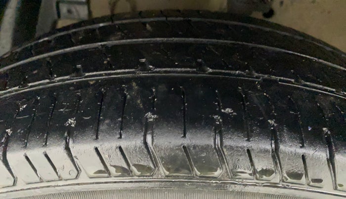 2016 Maruti Swift VXI, Petrol, Manual, 58,408 km, Left Front Tyre Tread
