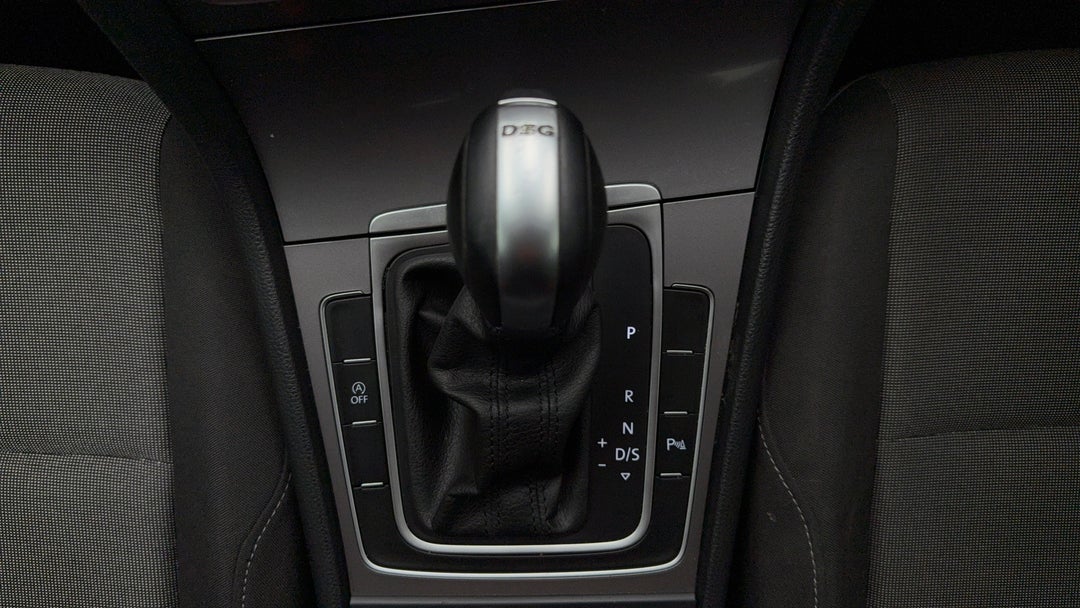 2017 Volkswagen Golf 92 Tsi Trendline, Automatic, 66016 km, Gear Lever 