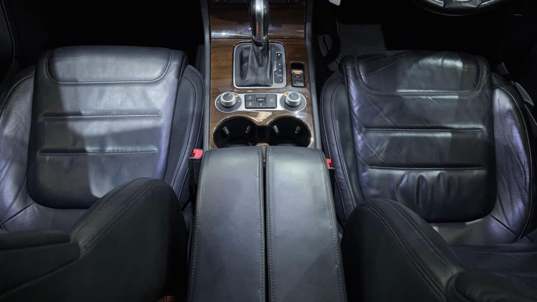 2015 Volkswagen Touareg V6 Tdi, Automatic, 132270 km, Center Console