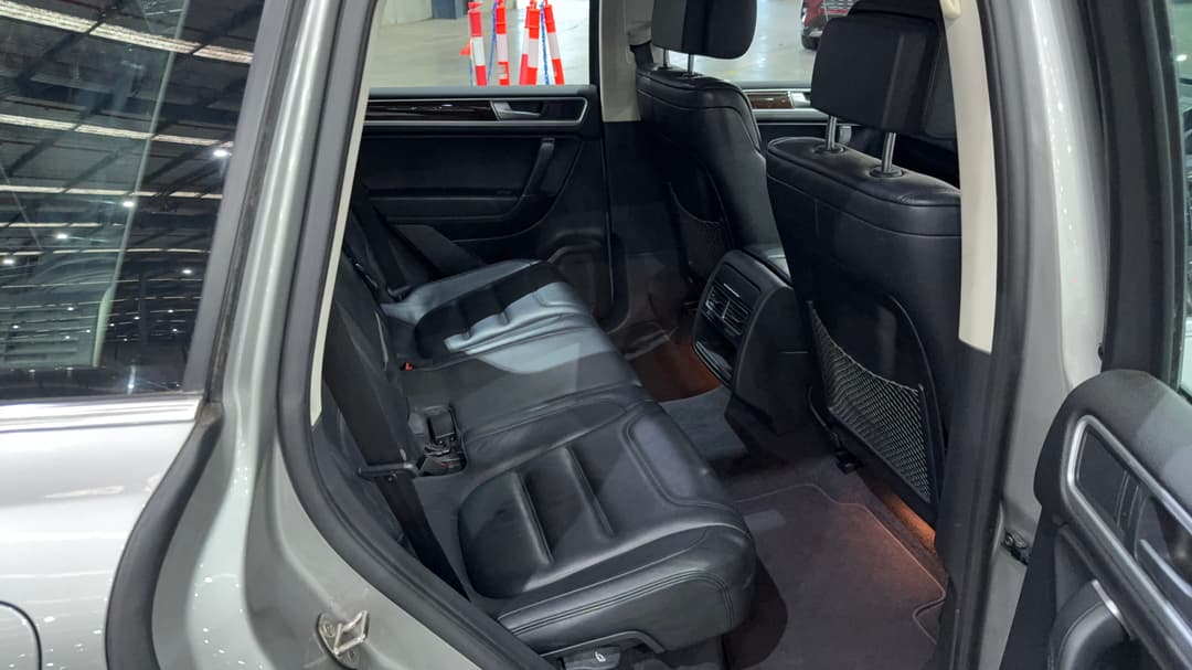 2015 Volkswagen Touareg V6 Tdi, Automatic, 132270 km, Right Side Rear Door Cabin View