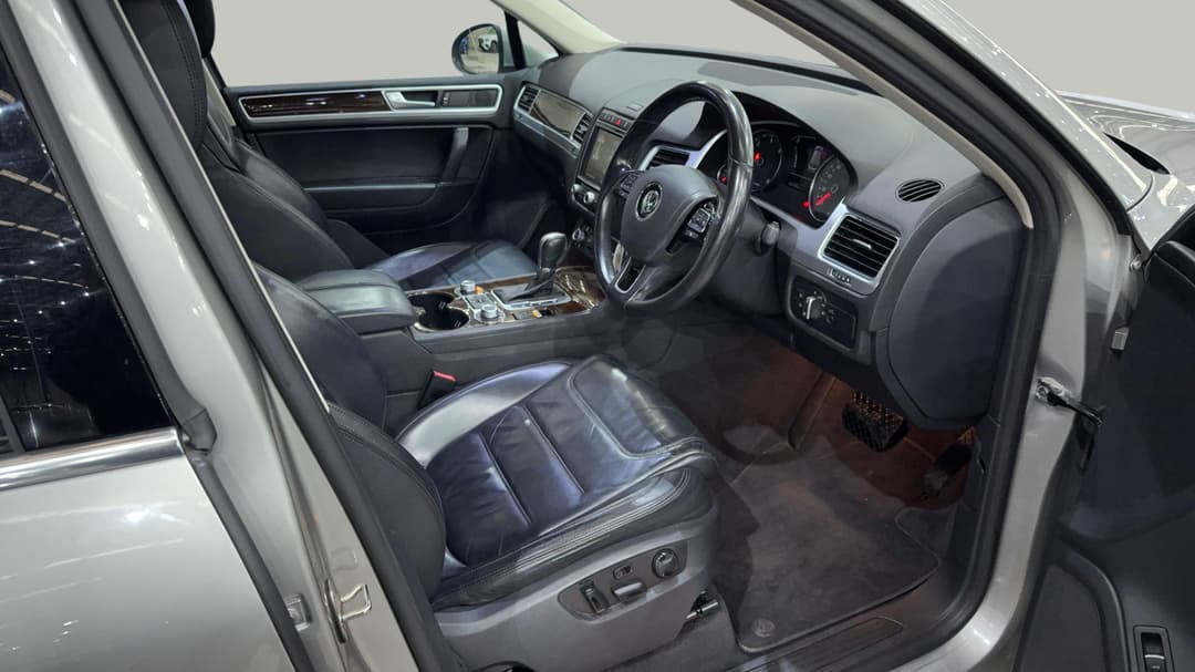 2015 Volkswagen Touareg V6 Tdi, Automatic, 132270 km, Right Side Front Door Cabin View