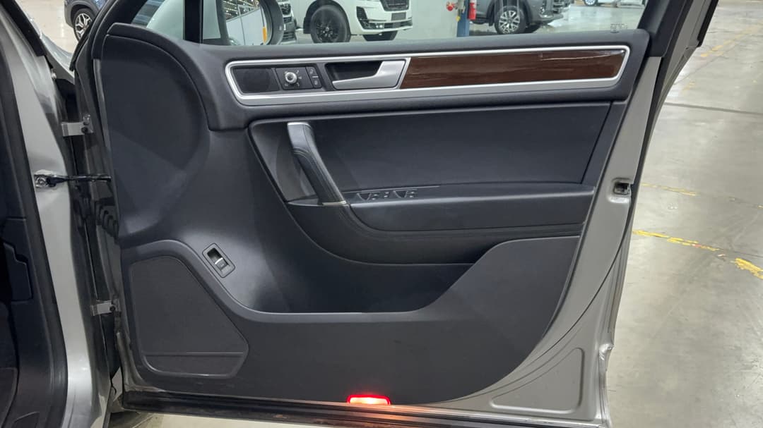 2015 Volkswagen Touareg V6 Tdi, Automatic, 132270 km, Speaker View