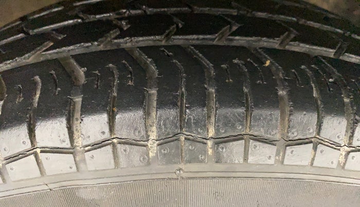 2010 Maruti Swift Dzire VXI, Petrol, Manual, 34,821 km, Right Front Tyre Tread