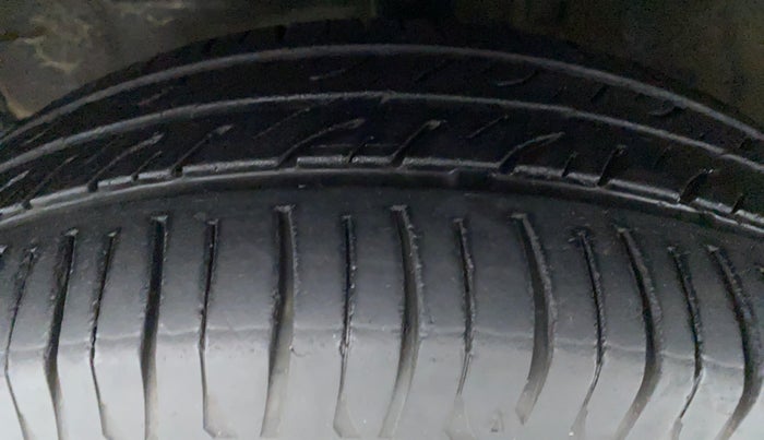 2011 Toyota Etios G, Petrol, Manual, 1,07,845 km, Right Front Tyre Tread