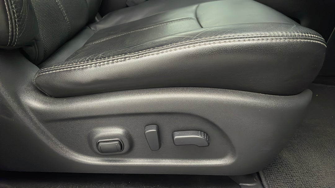 2013 Nissan Pathfinder Ti (4x4), Automatic, 107395 km, Drivers Side Adjustment Panel