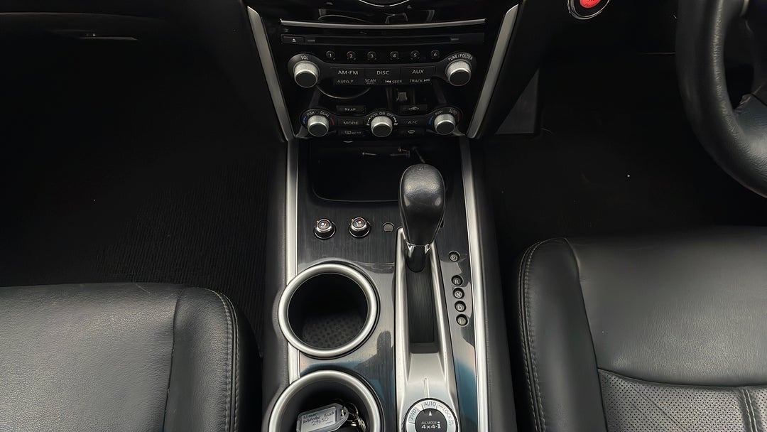 2013 Nissan Pathfinder Ti (4x4), Automatic, 107395 km, Gear Lever 