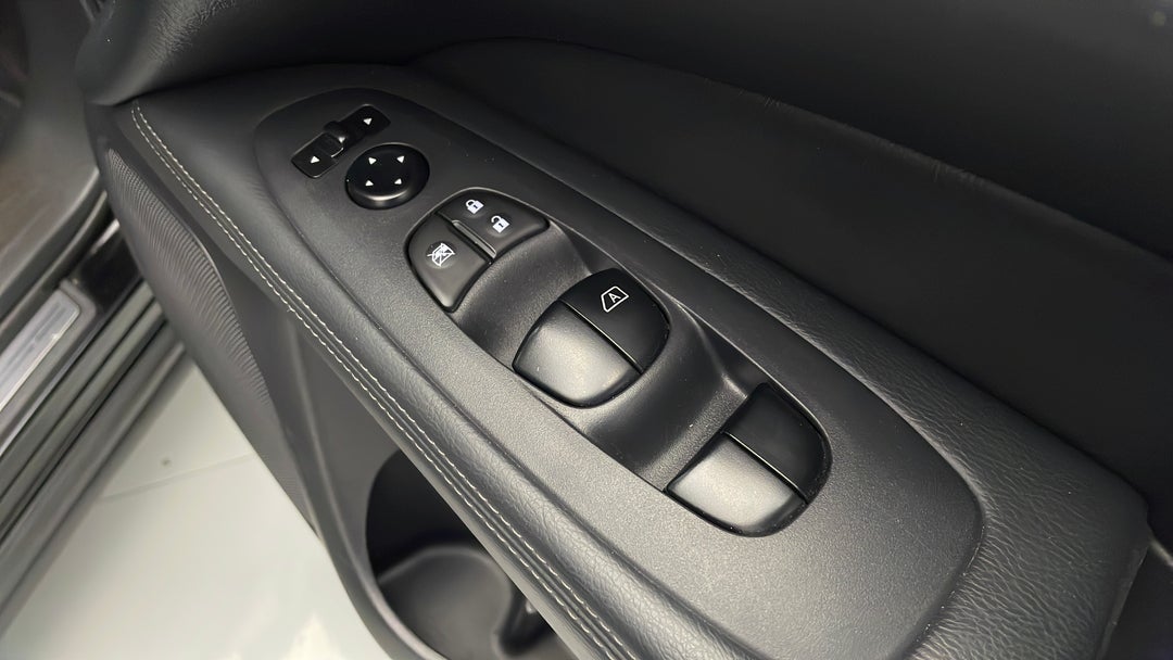 2013 Nissan Pathfinder Ti (4x4), Automatic, 107395 km, Drivers Side Door Panel Controls