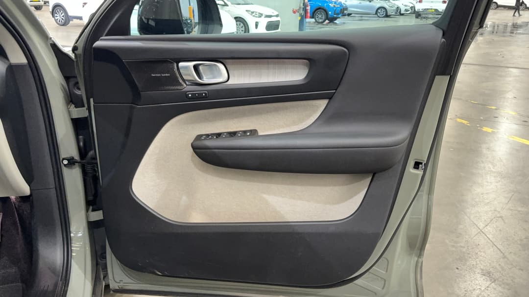 2022 Volvo Xc40 Ultimate B5 Dark Mhev, Automatic, 75396 km, Speaker View