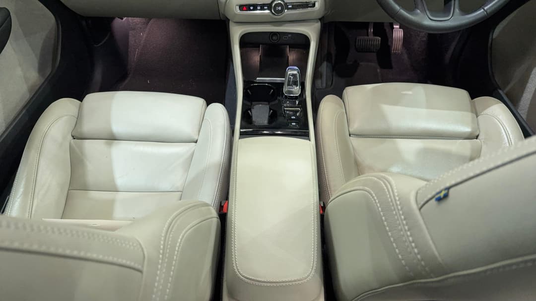 2022 Volvo Xc40 Ultimate B5 Dark Mhev, Automatic, 75396 km, Center Console