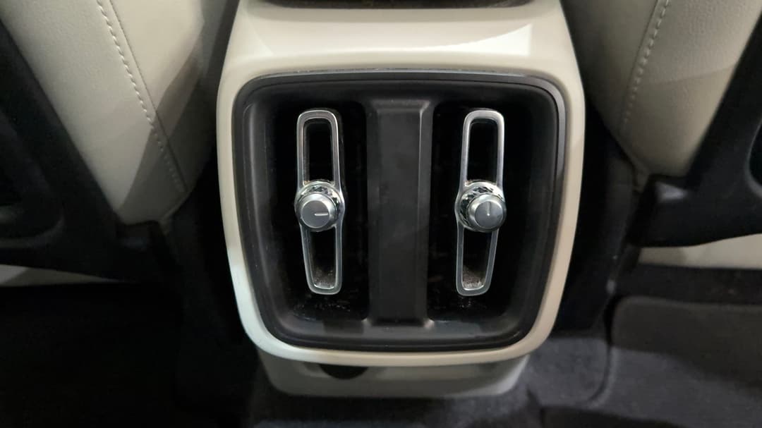 2022 Volvo Xc40 Ultimate B5 Dark Mhev, Automatic, 75396 km, Rear A/C Vent