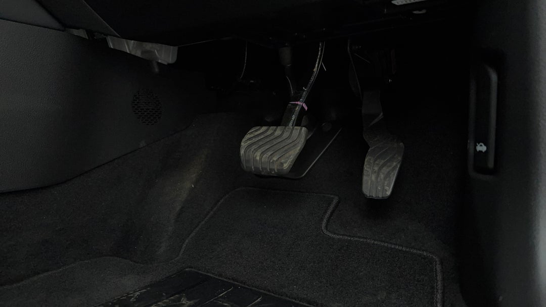 2025 Nissan X-trail Ti-l (4WD) E-power (hybrid), Automatic, 9053 km, Pedals and Footmat