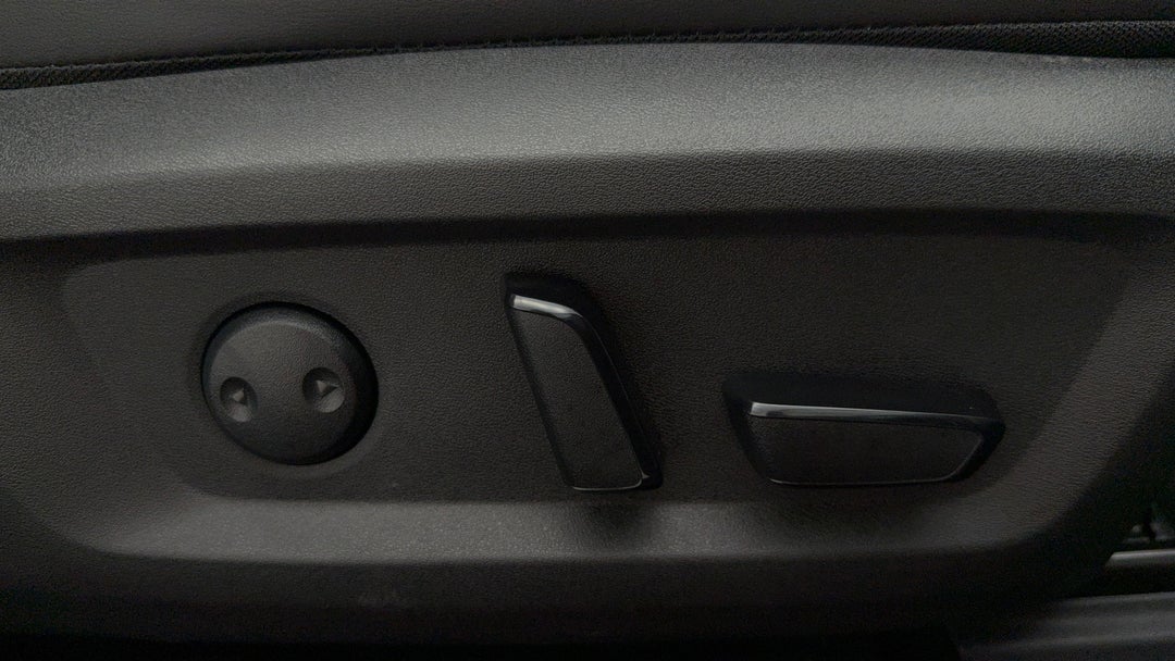 2025 Nissan X-trail Ti-l (4WD) E-power (hybrid), Automatic, 9053 km, Drivers Side Adjustment Panel