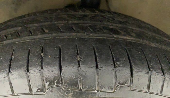2011 Maruti Ritz VXI, Petrol, Manual, 74,279 km, Left Front Tyre Tread