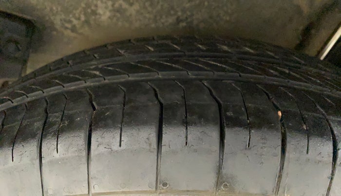2011 Maruti Ritz VXI, Petrol, Manual, 74,279 km, Left Rear Tyre Tread