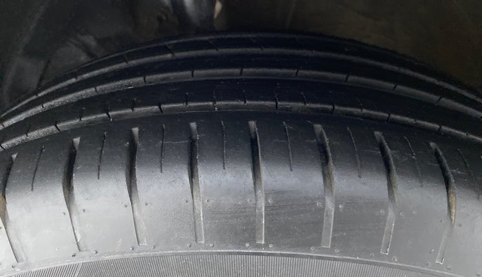 2018 Maruti Swift ZXI (AMT), Petrol, Automatic, 42,761 km, Left Front Tyre Tread
