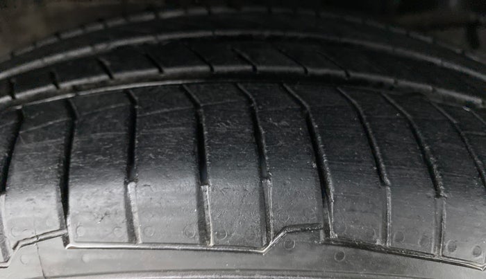 2015 Honda City VX MT PETROL, Petrol, Manual, 1,29,871 km, Right Front Tyre Tread