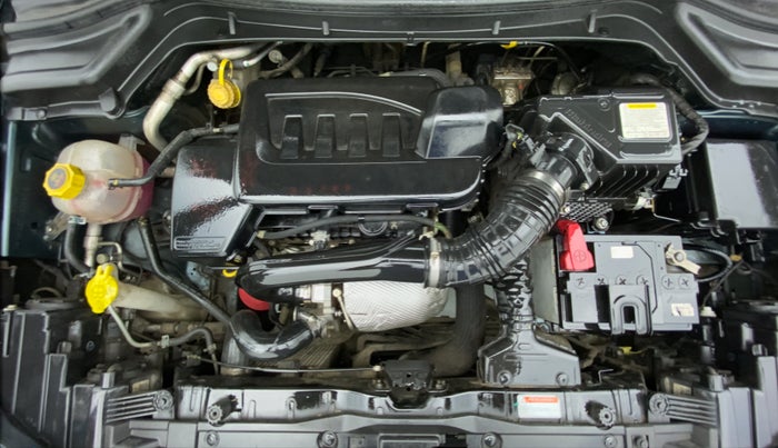 2019 Mahindra XUV300 W8 (O) Dual tone Diesel, Diesel, Manual, 30,833 km, Engine Bonet View