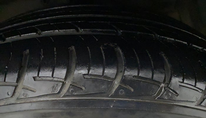 2018 Maruti Ciaz DELTA 1.5 SHVS VVT MT, Petrol, Manual, 39,325 km, Right Front Tyre Tread