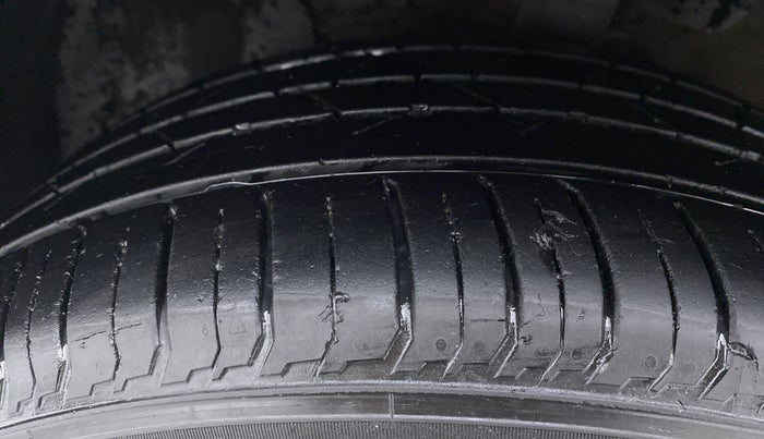 2017 Hyundai Verna 1.6 SX VTVT, Petrol, Manual, 89,065 km, Left Front Tyre Tread