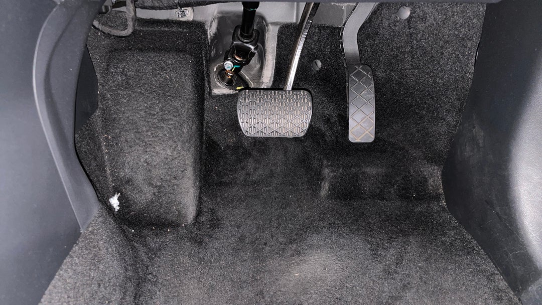 2022 MG Zst Core, Automatic, 29450 km, Pedals and Footmat