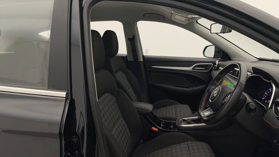 2022 MG Zst Core, Automatic, 29450 km, Right Side Front Door Cabin View
