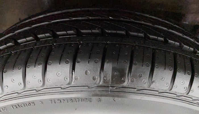 2015 Honda Jazz 1.2 V MT, Petrol, Manual, 39,408 km, Right Rear Tyre Tread