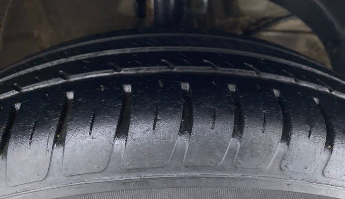 2020 Maruti Swift VXI D, Petrol, Manual, 42,783 km, Right Front Tyre Tread