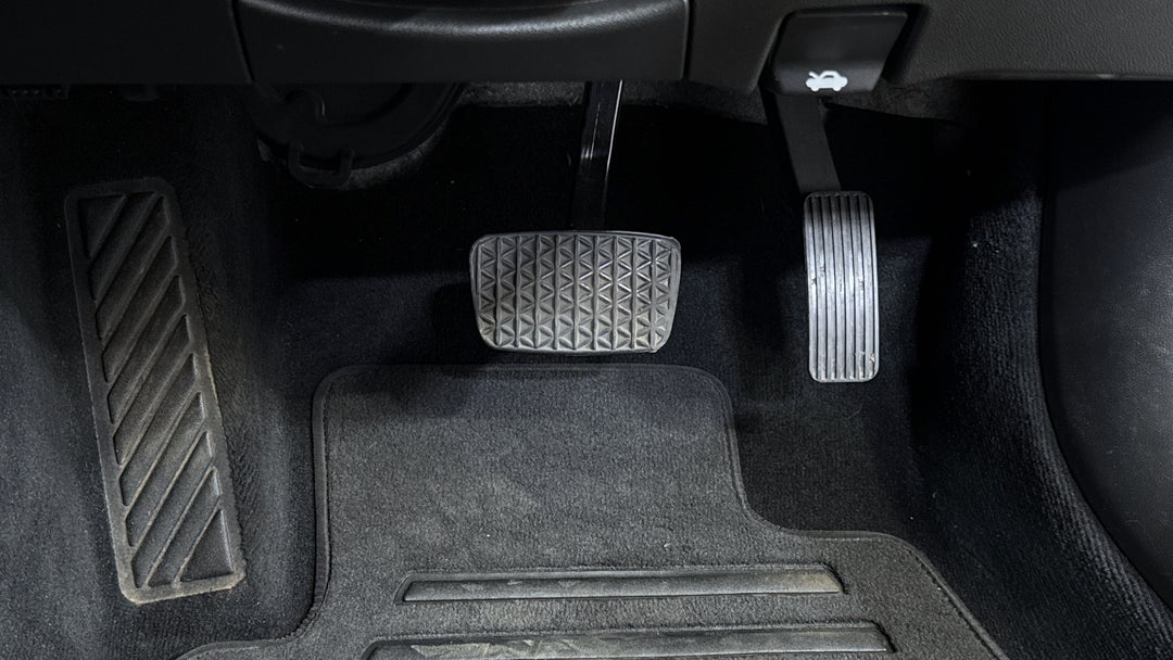 2017 Holden Commodore Lt, Automatic, 106446 km, Pedals and Footmat