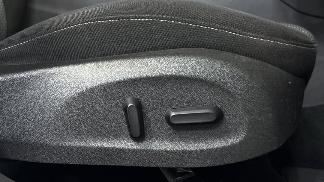 2017 Holden Commodore Lt, Automatic, 106446 km, Drivers Side Adjustment Panel