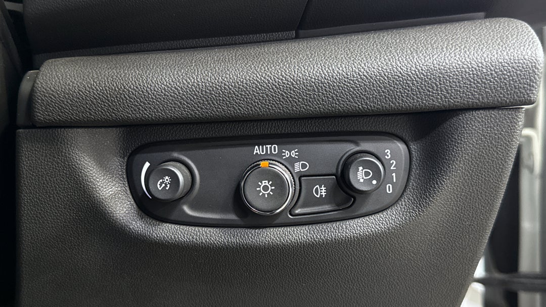 2017 Holden Commodore Lt, Automatic, 106446 km, Utility Switches/Buttons