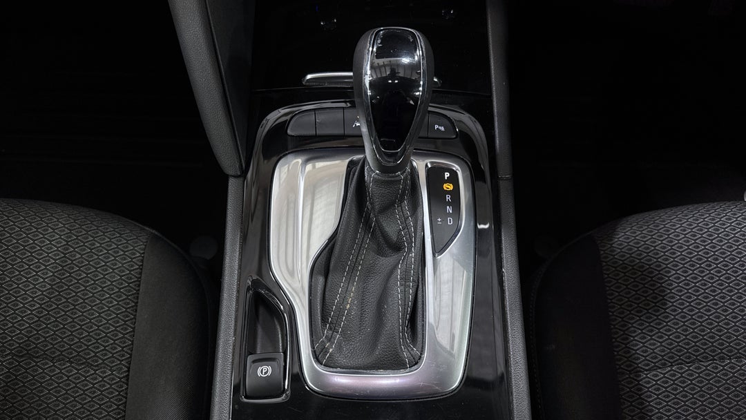 2017 Holden Commodore Lt, Automatic, 106446 km, Gear Lever 