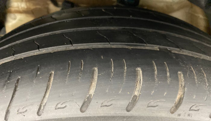 2021 Mahindra XUV300 W8(O), Diesel, Manual, 51,402 km, Left Front Tyre Tread