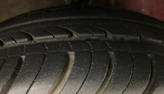 2015 Hyundai Eon SPORTZ, Petrol, Manual, 28,223 km, Right Front Tyre Tread