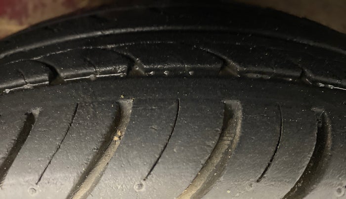 2015 Hyundai Eon SPORTZ, Petrol, Manual, 28,223 km, Left Front Tyre Tread