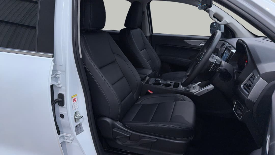 2025 GWM Cannon Premium (4x4), Automatic, 11715 km, Right Side Front Door Cabin View