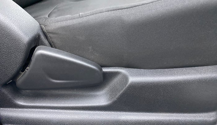 2018 Renault Kwid 1.0 RXT Opt, Petrol, Manual, 17,110 km, Driver Side Adjustment Panel