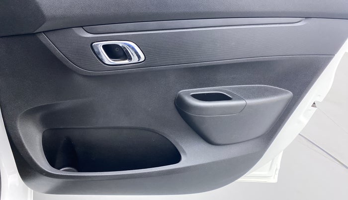 2018 Renault Kwid 1.0 RXT Opt, Petrol, Manual, 17,110 km, Driver Side Door Panels Control