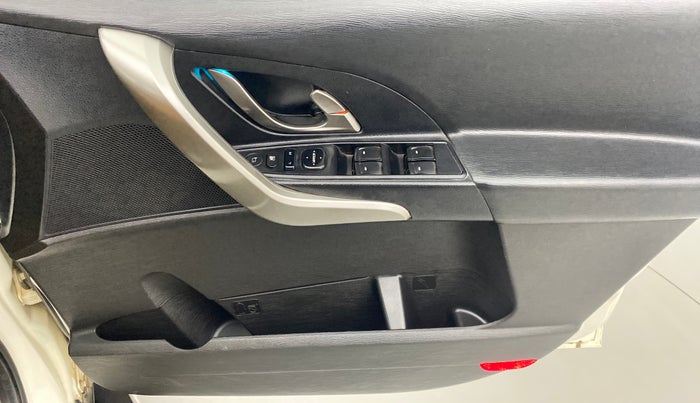 2019 Mahindra XUV500 W9, Diesel, Manual, 66,576 km, Driver Side Door Panels Control