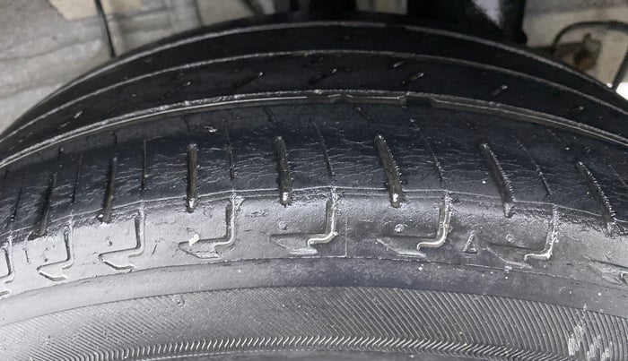 2015 Hyundai Elite i20 ASTA 1.2 (O), Petrol, Manual, 79,975 km, Left Rear Tyre Tread