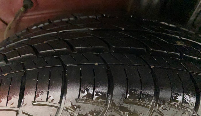 2017 Toyota Etios Liva VX DUAL TONE, Petrol, Manual, 49,156 km, Left Front Tyre Tread
