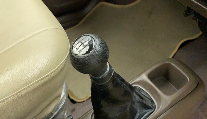 2013 Maruti Zen Estilo LXI, Petrol, Manual, 28,829 km, Gear lever - Knob has minor damage