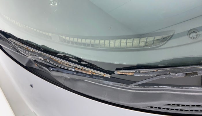 2015 Maruti Ciaz ZDI+, Diesel, Manual, 1,02,940 km, Front windshield - Wiper Blade Broken/Rusted