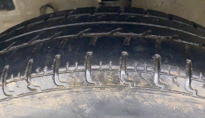2017 Maruti Swift LXI (O), Petrol, Manual, 43,232 km, Left Front Tyre Tread